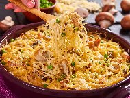 Рецепта Пиле Тетрацини със спагети, гъби и грах на фурна